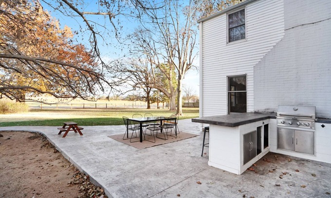 Manhattan Otro | Modern 5-Bed Farmhouse at Bill Snyder Family Stadium