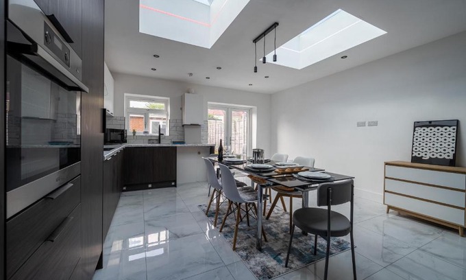 London Borough of Ealing Casa | Modern 5 bed home in Ealing, free driveway parking, sleeps 8