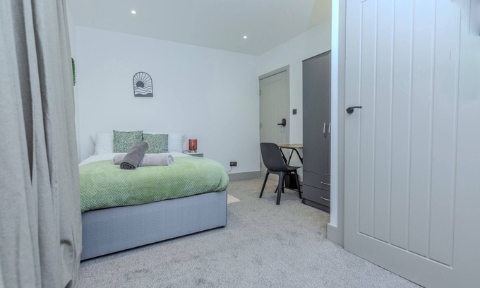 Gillingham Casa | Modern 5-bedroom House-Medway- Free Parking- Sleeps 10