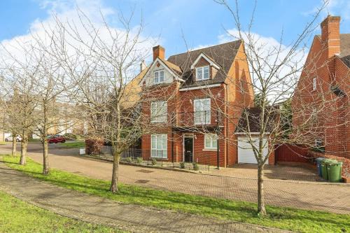 Stanmore Casa | Modern 5 Bedroom House with Free Parking. Only 30 mins to Bond Street