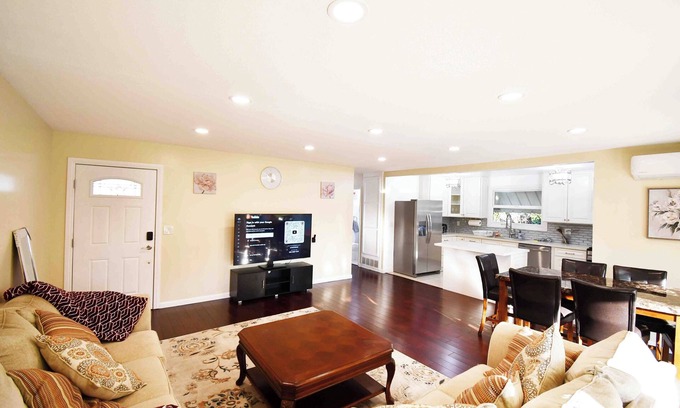 Canoga Park Casa | Modern 5 Beds 3 Bedrooms 2 Baths House near Mall Costco Walmart Freeway 101, 118