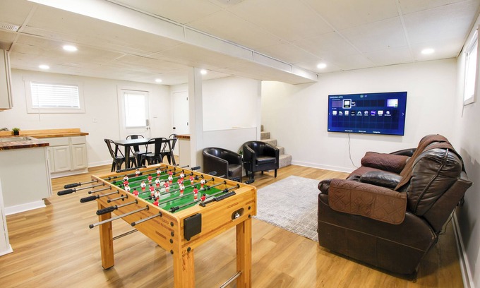 Lynchburg Casa | Modern 5 BR Retreat Minutes from LU