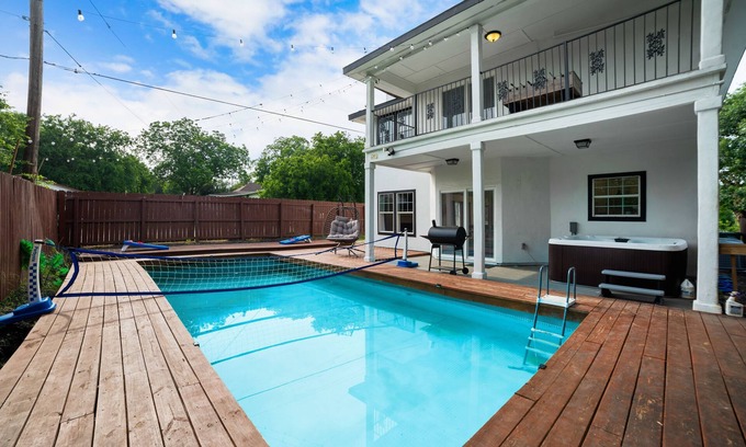 Pecan Valley Casa | Modern 5 BR Sleeps 16 with Pool, Spa, Air Hockey, BBQ & Games Near Downtown!