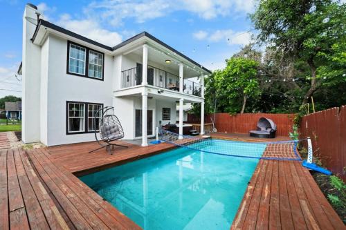 Pecan Valley Casa | Modern 5 BR with Pool and Games