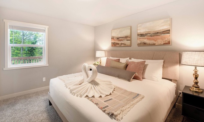 Bryn Mawr-Skyway Casa | Modern 5Bd+3Ba Remodeled Home with AC, Wifi, BBQ, Backyard in brilliant Seattle
