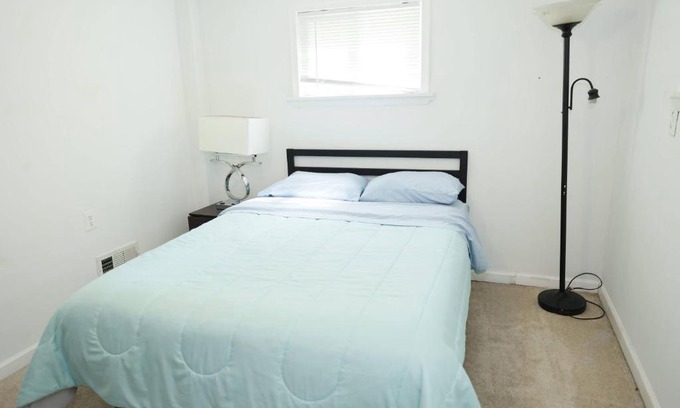 Hybla Valley Apartamento | Modern 5BR Alexandria Home