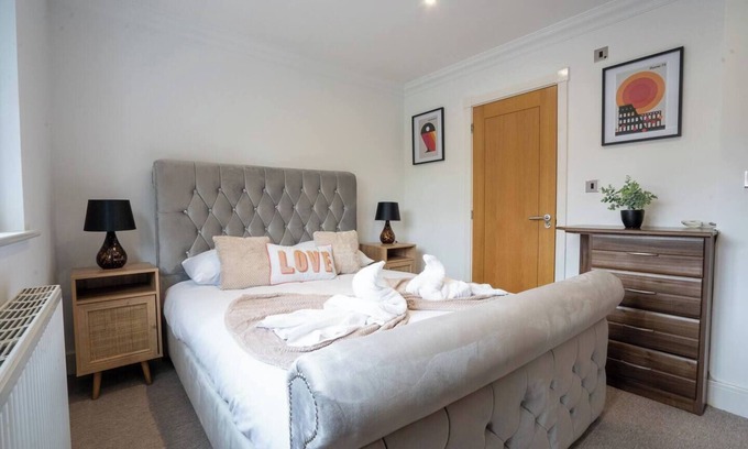 Marston Green Apartamento | Modern 5BR Home 5mins to HS2, JLR, NEC Birmingham - Smart TV, Wifi, Free Parking