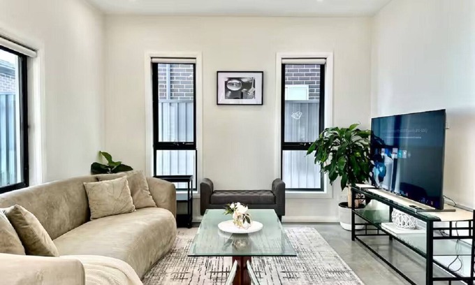 Bardia Casa | Modern 5BR Home Near Shops, BBQ & Blue Mountains