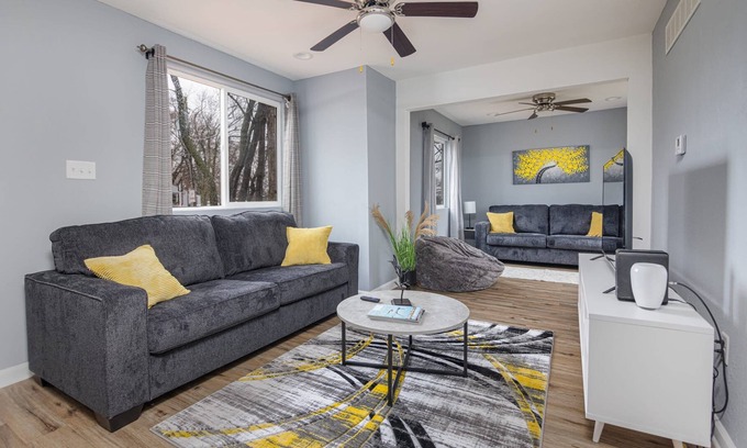 Des Moines Casa | Modern 5BR home, Ping Pong & wifi