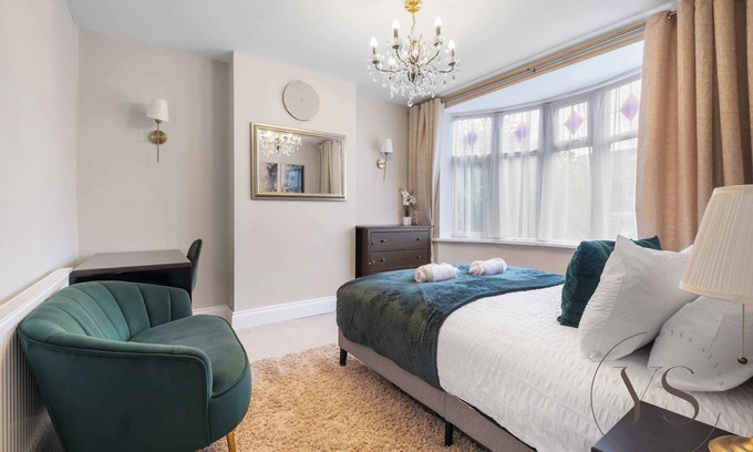 Wednesbury Casa | Family 5BR Home - Near M6, Parking & WiFi ❤️