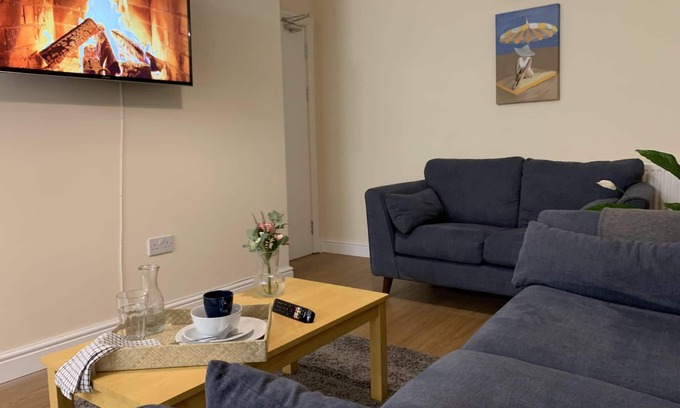 Birmingham Casa | Modern 6-Bed-Groups-Contractors Parking Vans-Cars