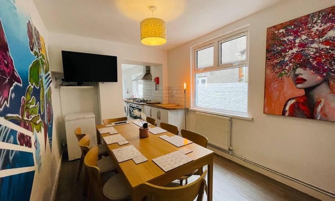 Uplands Casa | Modern 6 bedroom 5 min walk to beach & restaurants