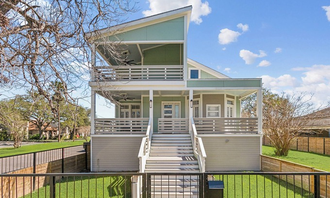 Broadmoor Casa | Modern 6-bedroom house with off street parking and 5 minutes from city center