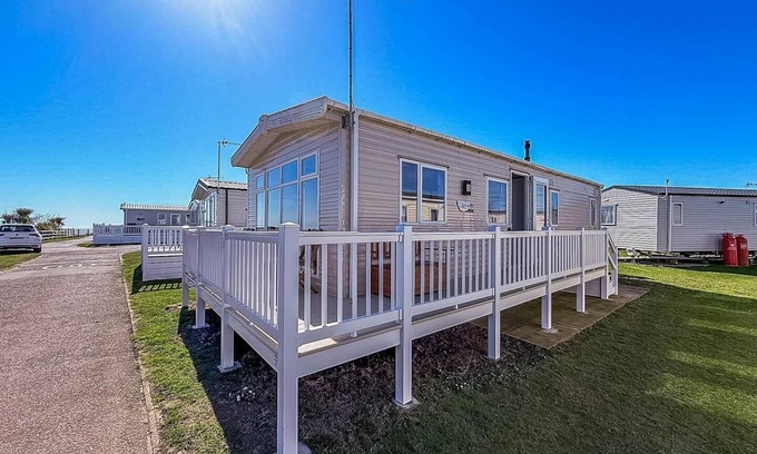 Pakefield Casa | Modern 6 berth caravan with free WiFi nearby Pakefield beach ref 68028CR