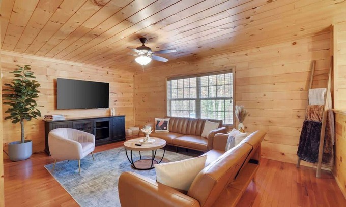 Hickory Hills Cabina | Modern 6BR Cabin- Hot Tub, Theater, Basketball