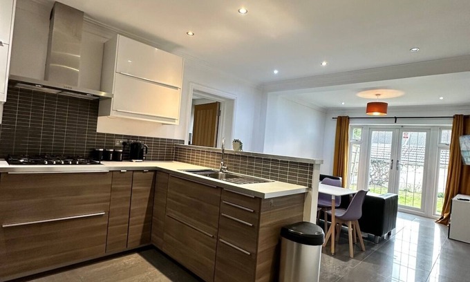 Woking Casa | Modern 7 Bedroom 7 Bed Home