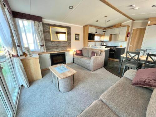 Walton on the Naze Otro | Modern 8 Berth Caravan With Decking At Naze Marine Park, Ref 17006Tw