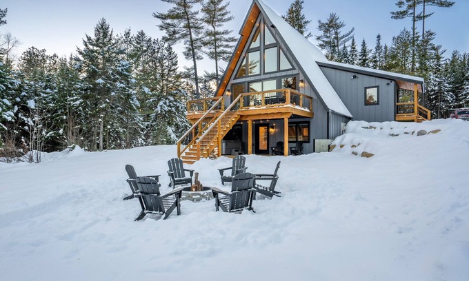 Bethel Chalet De Esquí | Modern A-Frame~ 9min Sunday River! HotTub! FirePit! Arcade Games! Slps 12
