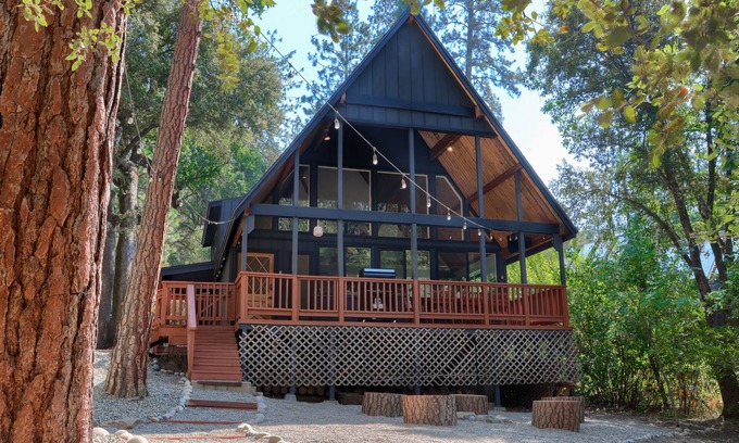 Yosemite Forks Cabina | Modern A-Frame next to a creek, minutes to Bass Lake and close to Yosemite