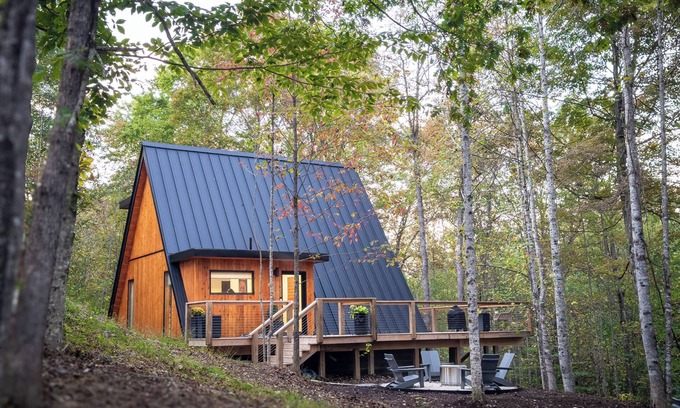 Rogers Cabina | Modern A Frame, Prime Location, 6-Acres, Fire Pit, Hot Tub, King Bed, Pets Ok
