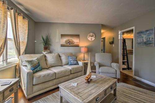 Stockton Casa | Modern Abode with Patio about 1 Mi to Stockton Lake!