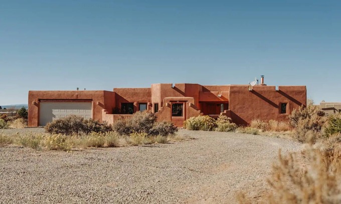 Ranchos De Taos Casa | Modern Adobe - Hot Tub - Game Room - Close to Ski Resorts- 10 min to Downtown!