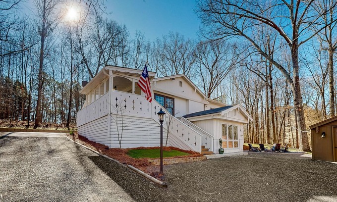 Buford Cabina | Modern adventure cabin with firepit, large balcony, games, & AC - dog-friendly