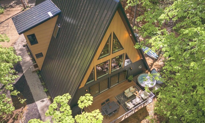 New Richmond Chalet De Esquí | Modern Aframe with River Views, Sauna, Hot Tub