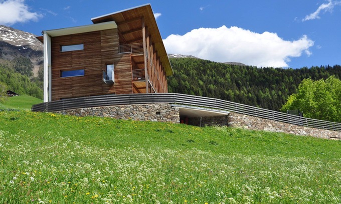 Malles Venosta Apartamento | Modern alpine architecture in South Tyrol, vacation apartment with panoramic views