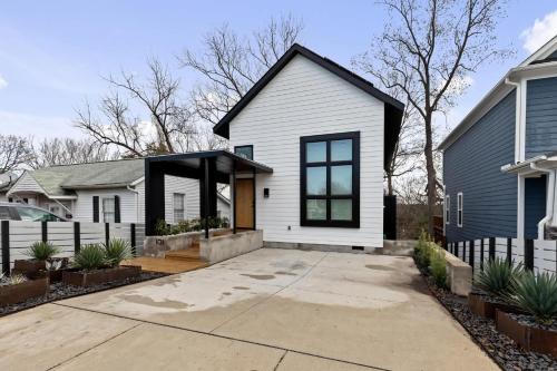 Downtown Casa | Modern Amenities Downtown - Raleigh Craftsman