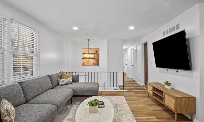 Cranberry Township Casa | Modern and Accessible 5 Bedroom Home in Cranberry, Pittsburgh with a Game Room