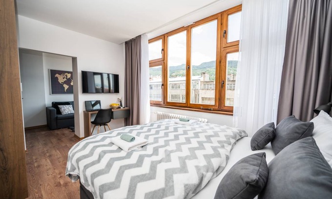Old Town Apartamento | Modern and Bright Apartment- Main Street