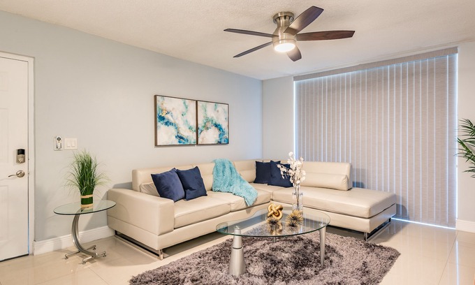 Pembroke Pines Condominio | Modern and chic 1B/1B in South Florida near Beach