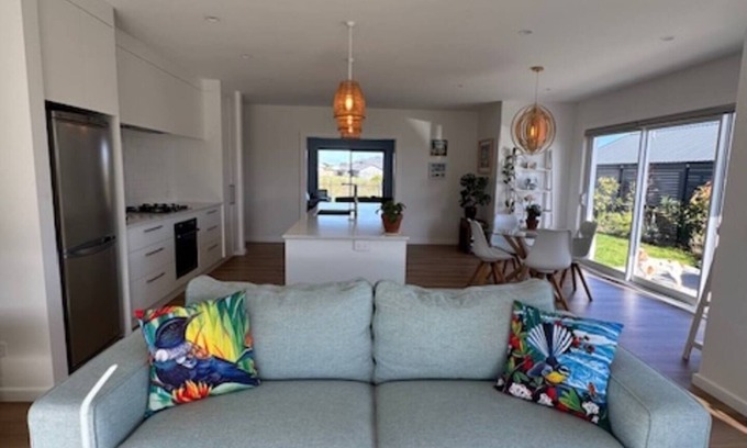 Wharewaka Casa | Modern and cosy home Private, fully fenced