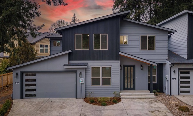 Lake Oswego Casa | Modern and cozy home on Lakeview