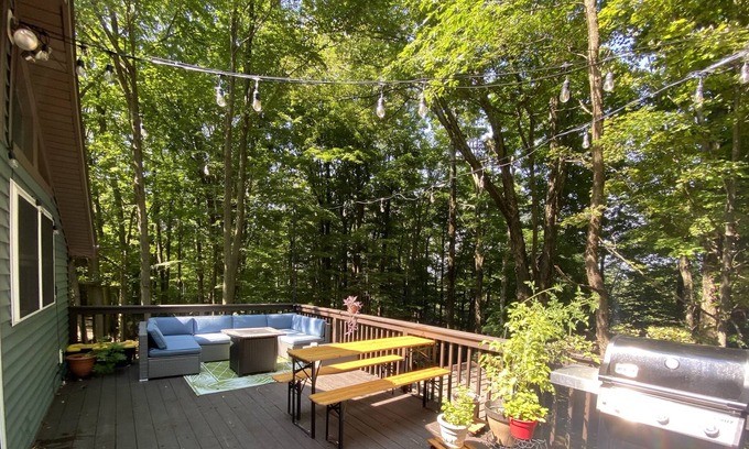 Lake Ariel Cabina | Modern and cozy- perfect for your Winter getaway!