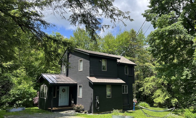 Jamaica Cabina | Modern and Cozy retreat minutes from Stratton mt.