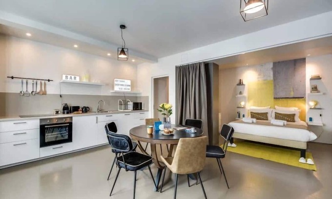 Quartier Sainte-Avoye Apartamento | Modern and eclectic 3BD duplex in Le Marais!