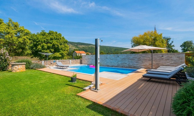 Donji Prolozac Casa | Modern and family-friendly holiday home with very well-kept garden and swimming pool.