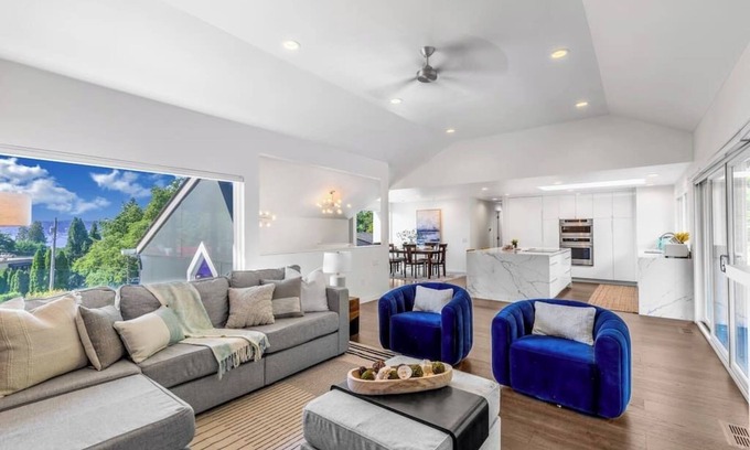 Sammamish Casa | Modern and Relaxing Lake Sammamish View House