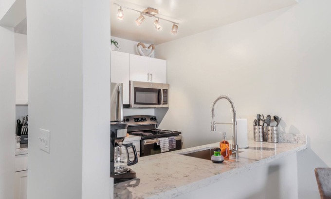 Northville Apartamento | Modern and Serene 2 Bedroom Lake View Gem