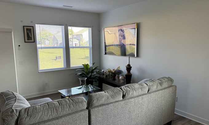 Whitestown Casa | Modern And Serene Suburb Oasis near Indy