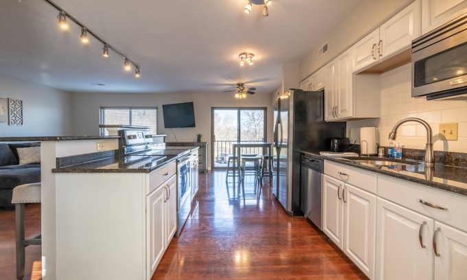 East Price Hill Casa | ❤️ 🏙Modern and Sleek, Million 💵 City View! ❤️ 🌌