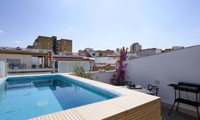 Triana Villa | Moderno y elegante casa con piscina y parking privado