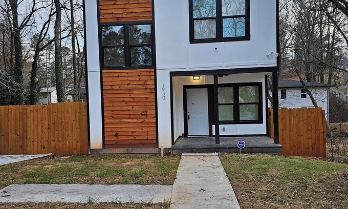 Atlanta Casa | Modern and Spacious 3-bedroom House with WIFI, Washer/Dryer "City Living"