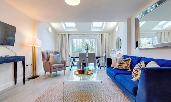 Trumpington Casa | Modern and Spacious Townhouse with Own Carpark | Pass the Keys