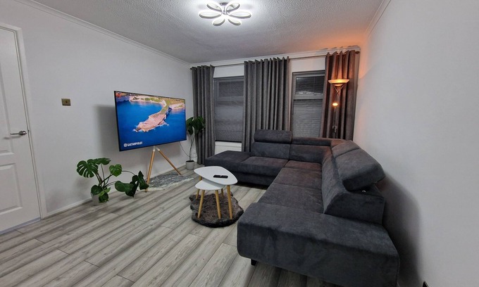 Colchester Casa | Modern And Spacious 3 Bedrooms Family House