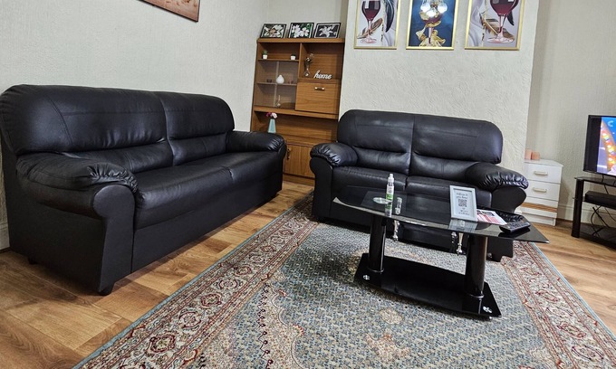 Harehills Casa | Modern and spacious, Two Double bedrooms house with parking and WiFi.