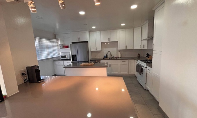 South Arroyo Apartamento | Modern and Spacious Urban Retreat in Pasadena: 2 bd + 2 ba apartment with office