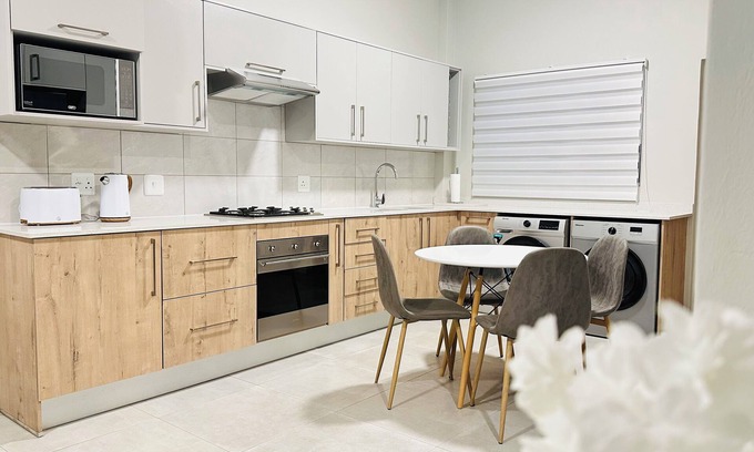 Equestria Apartamento | Modern and tranquil apartment nestled near vibrant shopping centre's and malls!